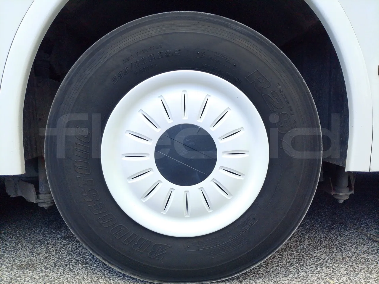 Scania KIB-LIB K124IB - EUR3 - 309kW - 13.752m - rear left tire photo