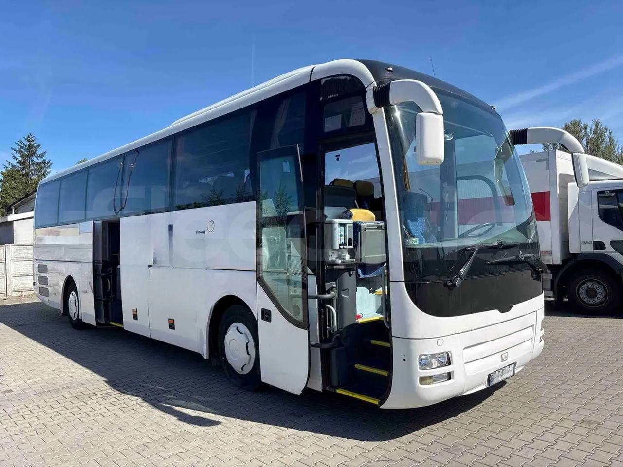 Man Lion's Coach B.2007 - EUR5 - 294kW - 12.000m - 3/4 right front doors open