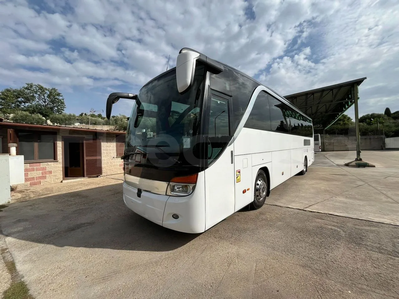 Setra S415 HD - EUR5 - 315kW - 12.2m - 3/4 front left (mandatory for bus to scrap)