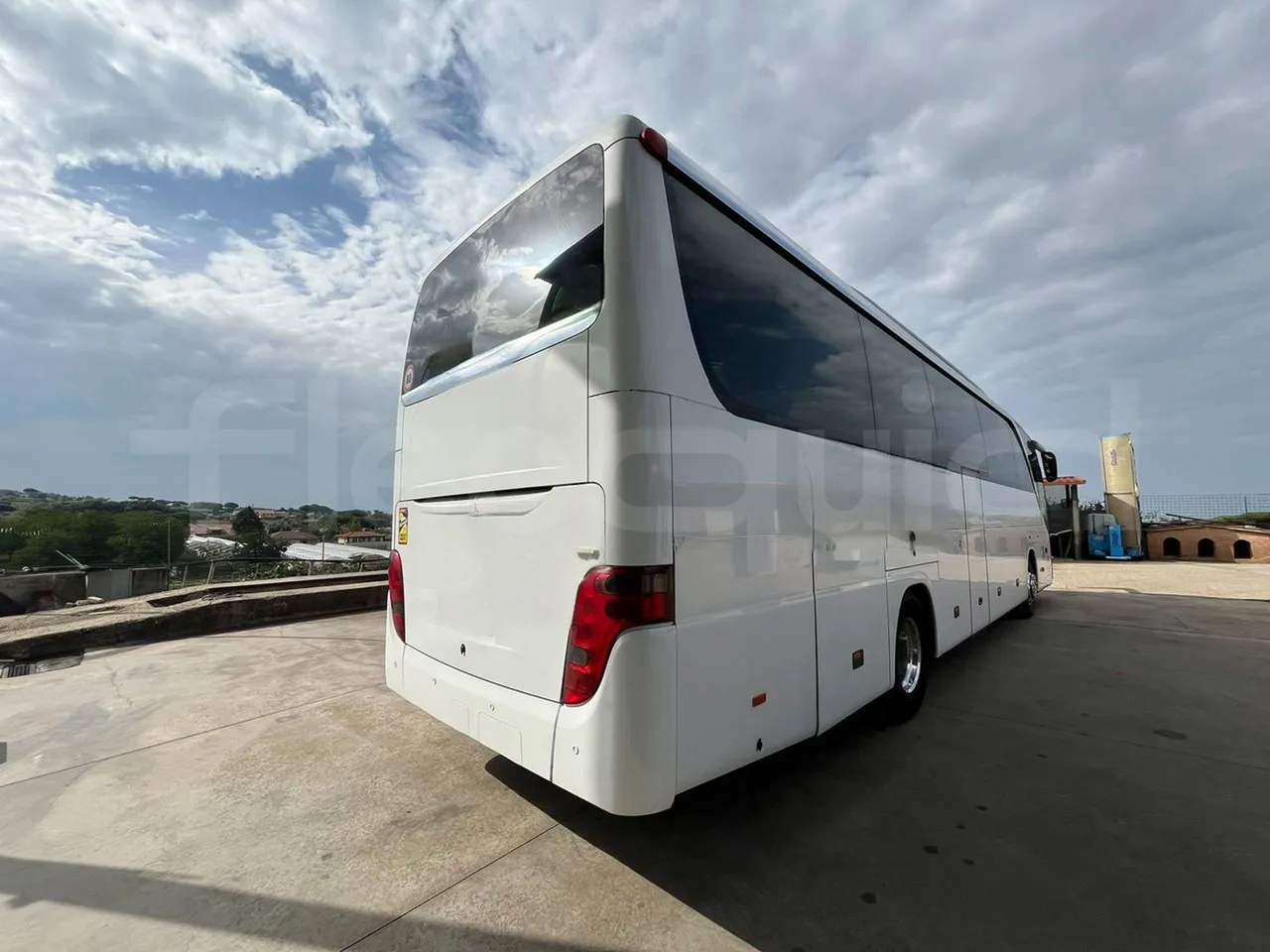 Setra S415 HD - EUR5 - 315kW - 12.2m - 3/4 right rear doors closed