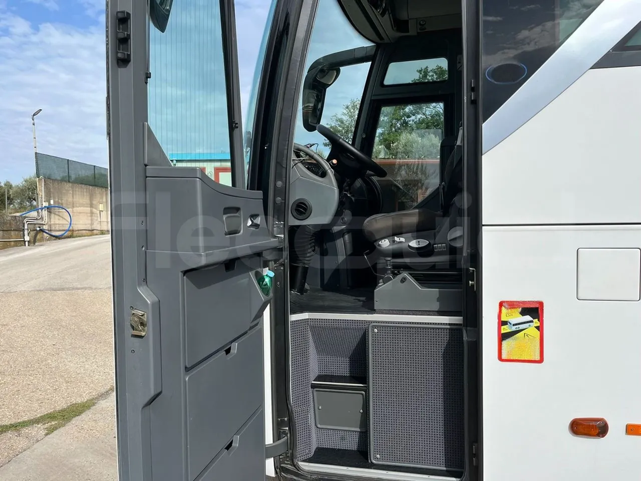 Setra S415 HD - EUR5 - 315kW - 12.2m - 3/4 right rear doors open