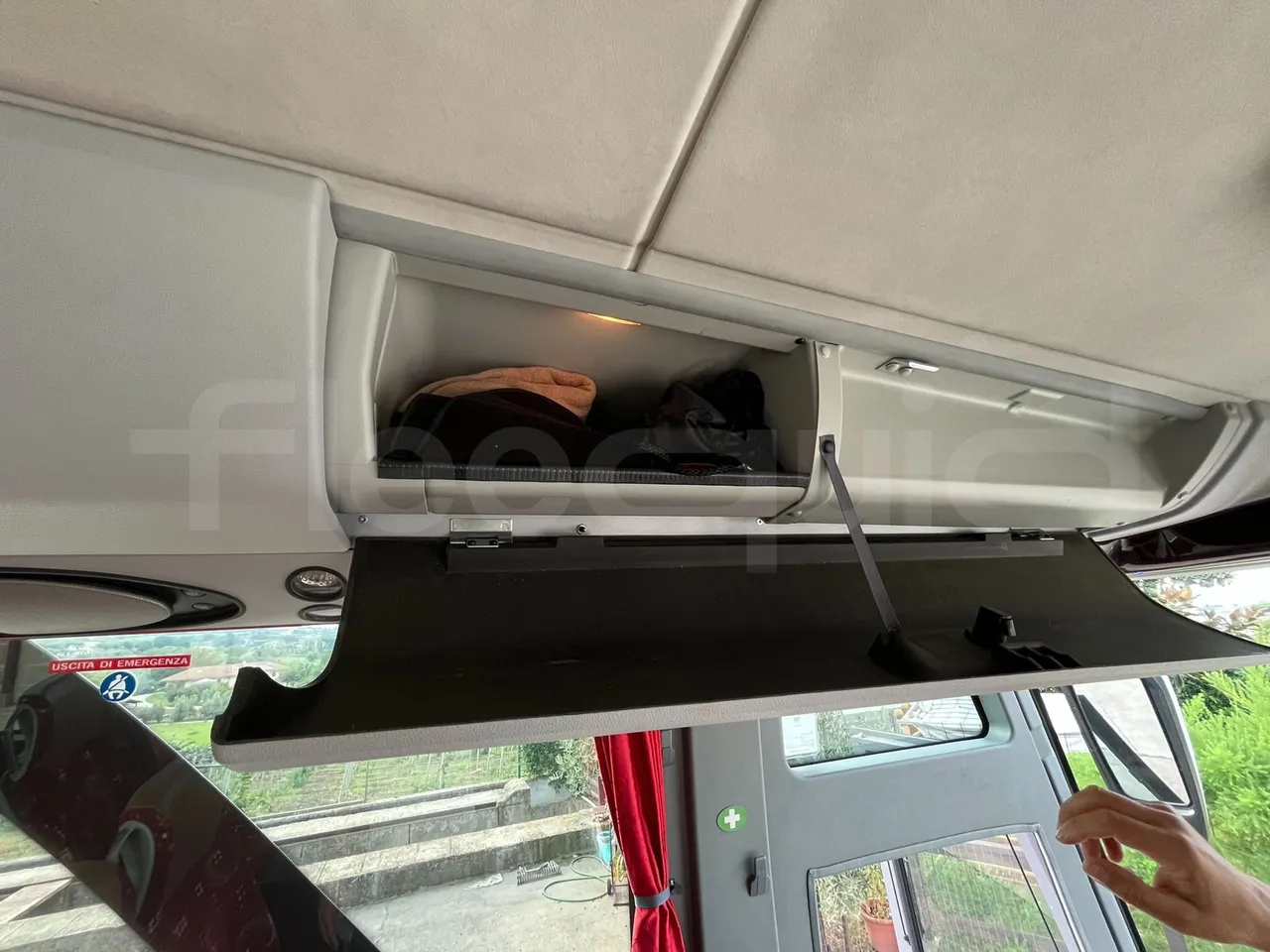 Setra S415 HD - EUR5 - 315kW - 12.2m - usb charging detail