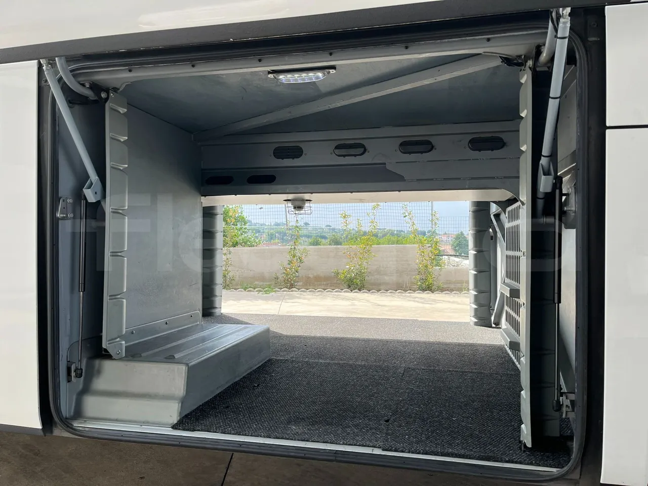 Setra S415 HD - EUR5 - 315kW - 12.2m - external compartments photo