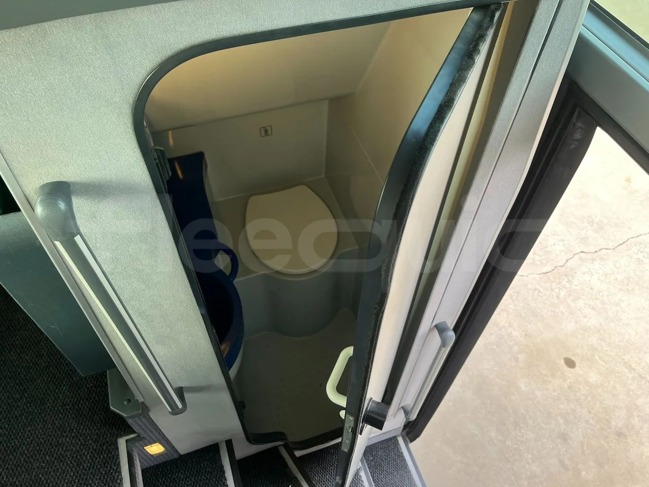 Setra S415 HD - EUR5 - 315kW - 12.2m - footrest detail photo