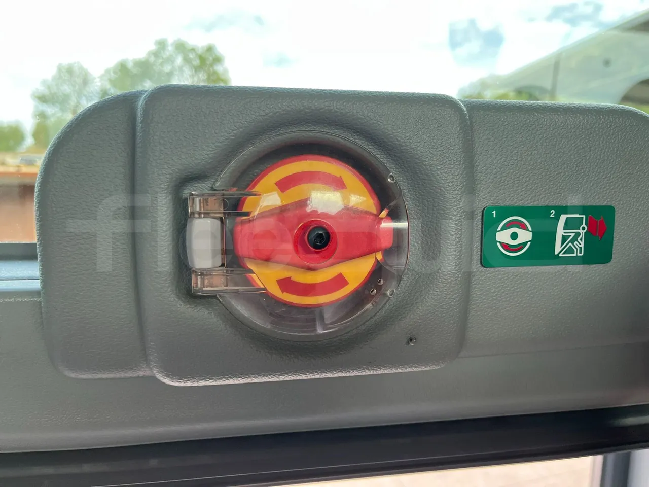 Setra S415 HD - EUR5 - 315kW - 12.2m - monitor detail photo