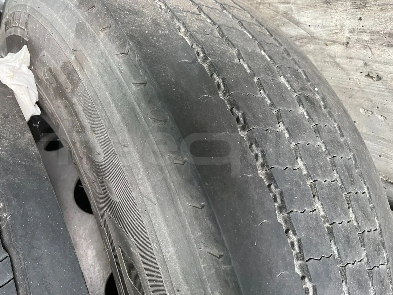Setra S415 HD - EUR5 - 315kW - 12.2m - tread condition front tires right