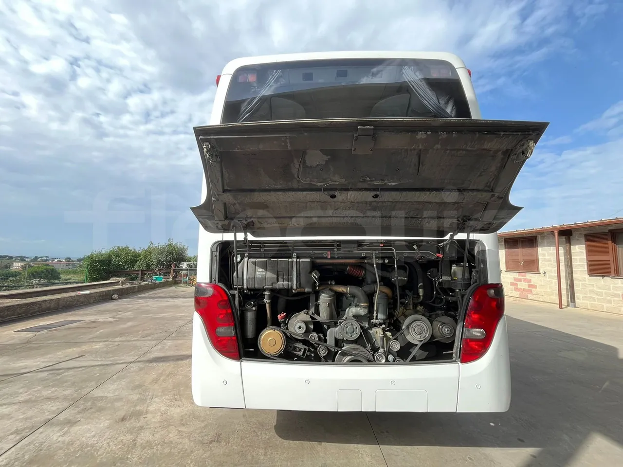 Setra S415 HD - EUR5 - 315kW - 12.2m - rear hatch open (mandatory for bus to scrap)