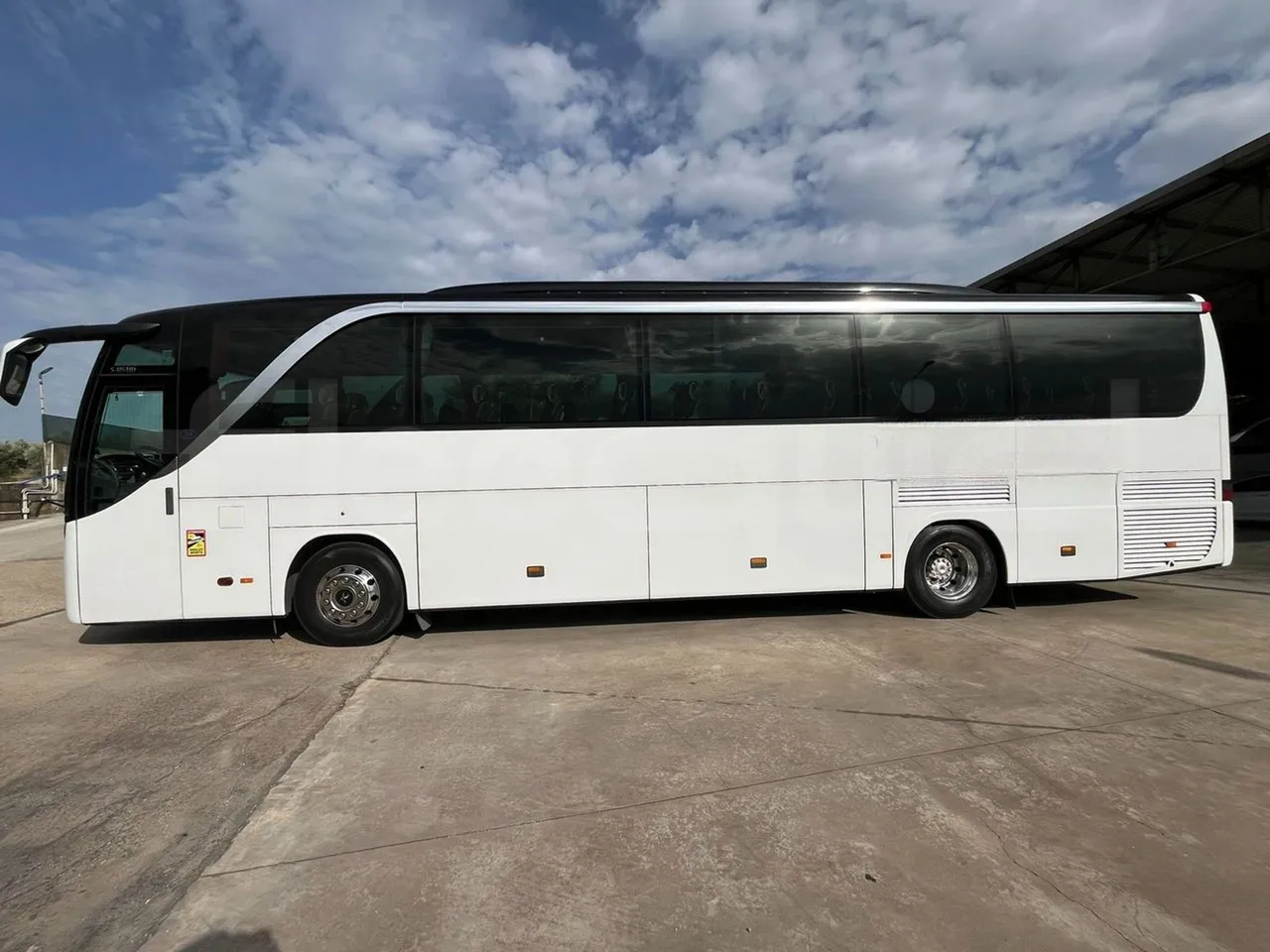 Setra S415 HD - EUR5 - 315kW - 12.2m - left side photo