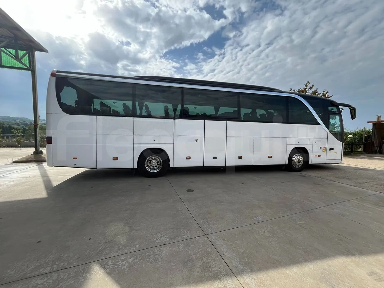 Setra S415 HD - EUR5 - 315kW - 12.2m - right side doors closed