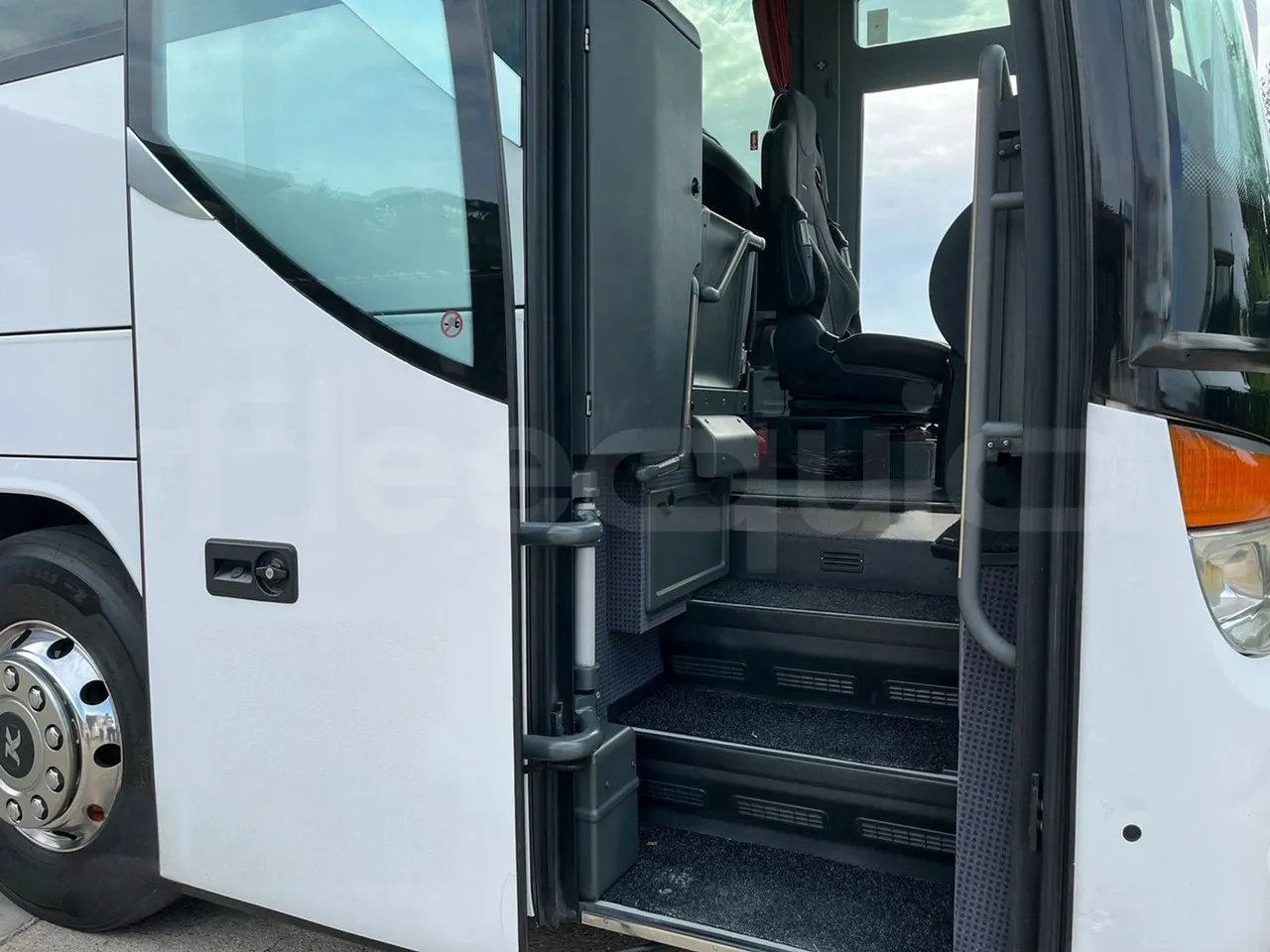 Setra S415 HD - EUR5 - 315kW - 12.2m - right side doors open
