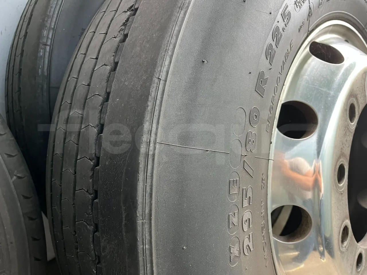 Setra S415 HD - EUR5 - 315kW - 12.2m - front left tire measurements