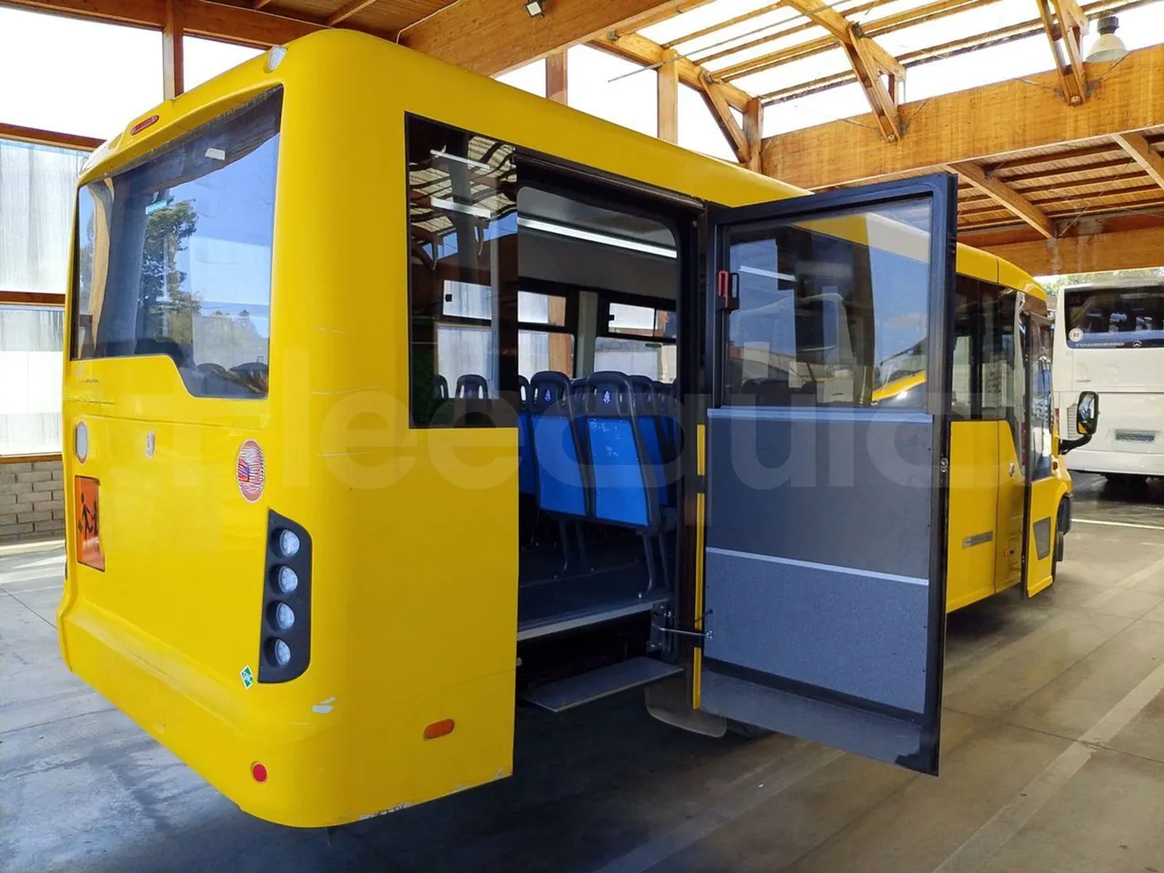 Iveco Indcar WGIVMY11 MOBI SCUOLABUS - EUR6 - 100Kw - 8,592m - 3/4 right rear doors open