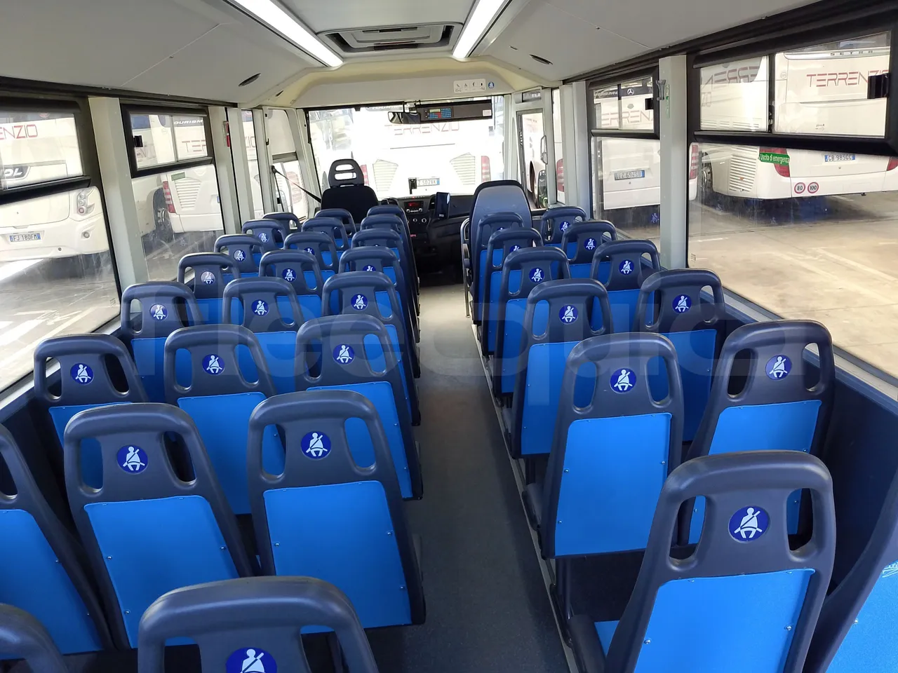 Iveco Indcar WGIVMY11 MOBI SCUOLABUS - EUR6 - 100Kw - 8,592m - forward view middle aisle