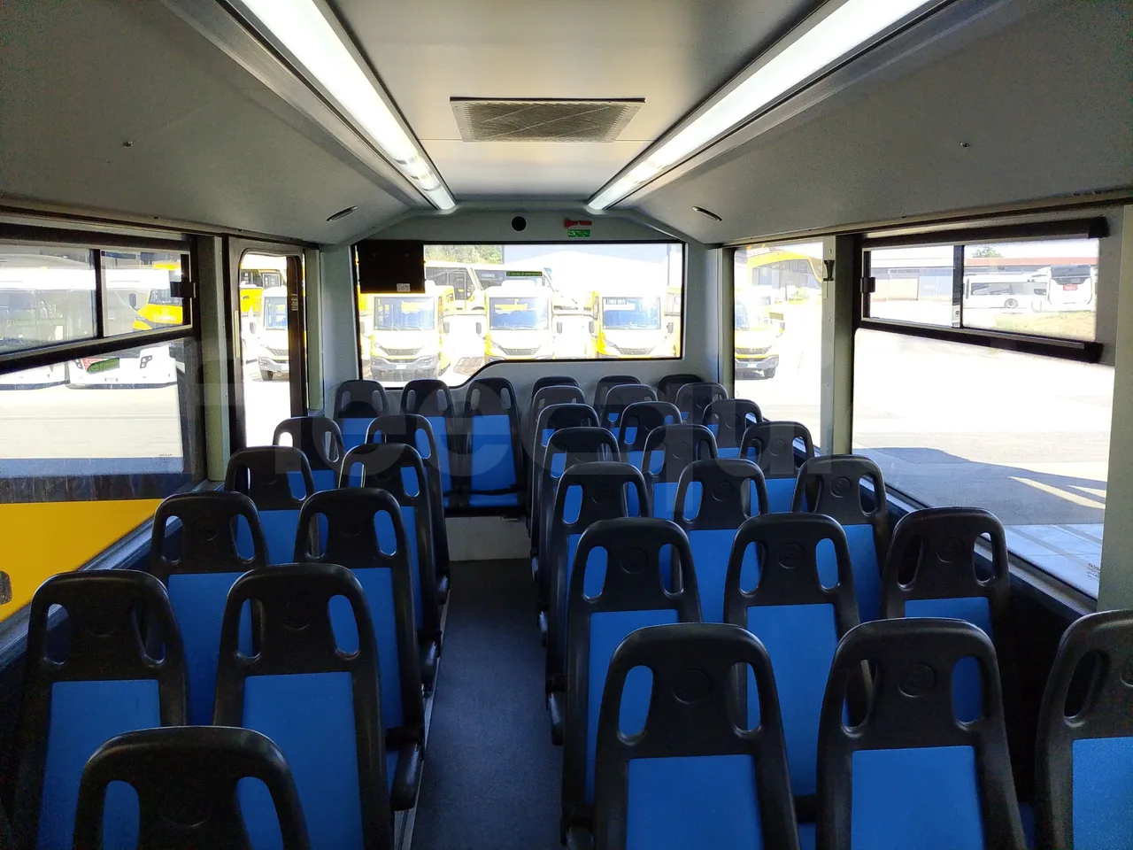 Iveco Indcar WGIVMY11 MOBI SCUOLABUS - EUR6 - 100Kw - 8,592m - reverse view middle aisle