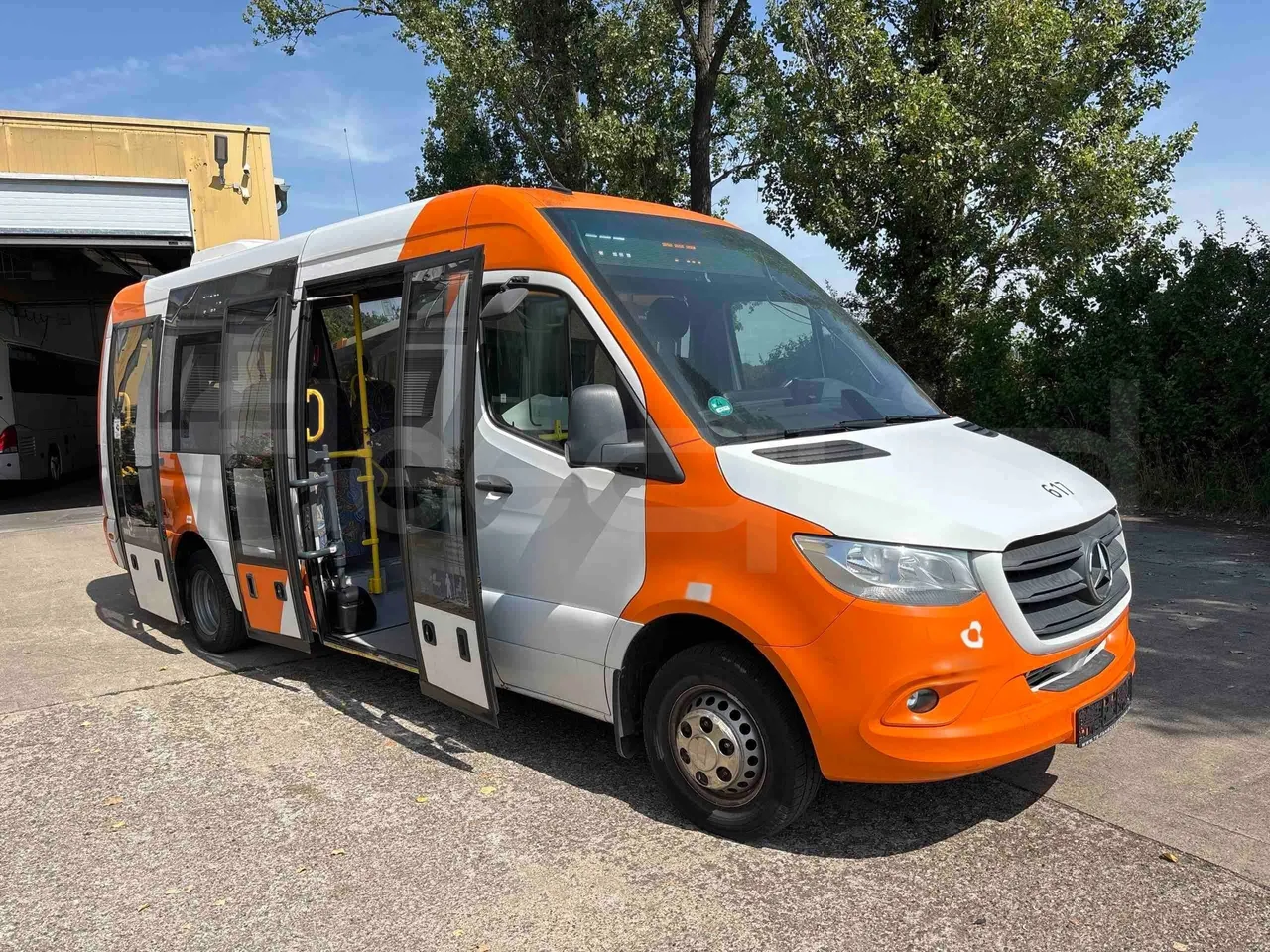 Mercedes-Benz Sprinter - 3/4 right front doors open