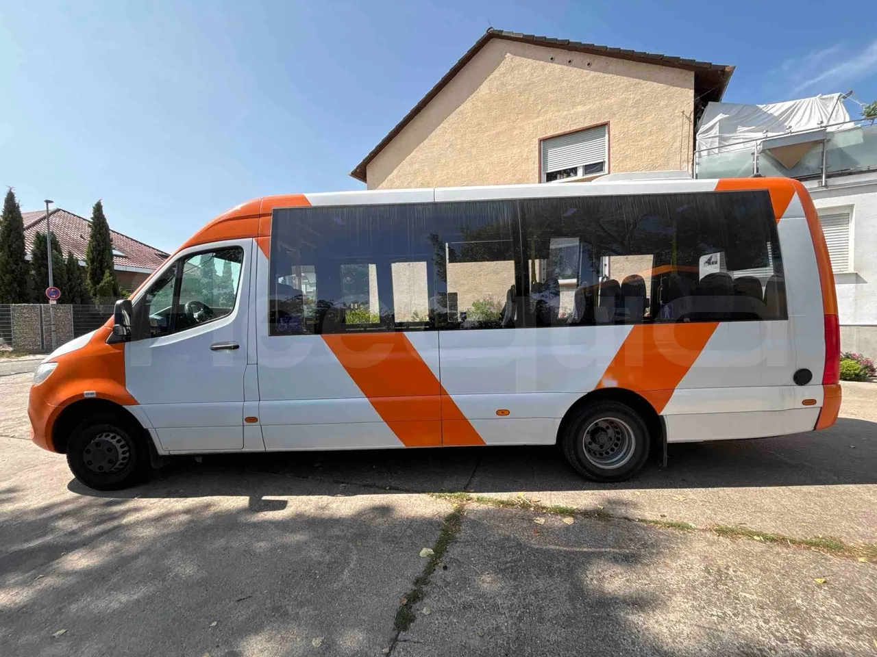 Mercedes-Benz Sprinter - left side photo
