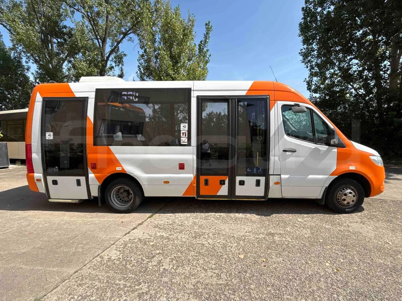 Mercedes-Benz Sprinter - right side doors closed