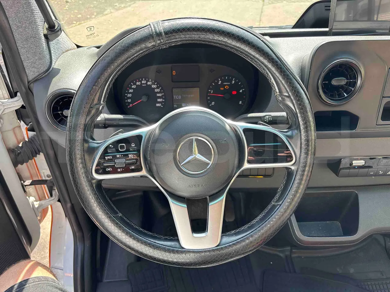 Mercedes-Benz Sprinter - steering wheel photo
