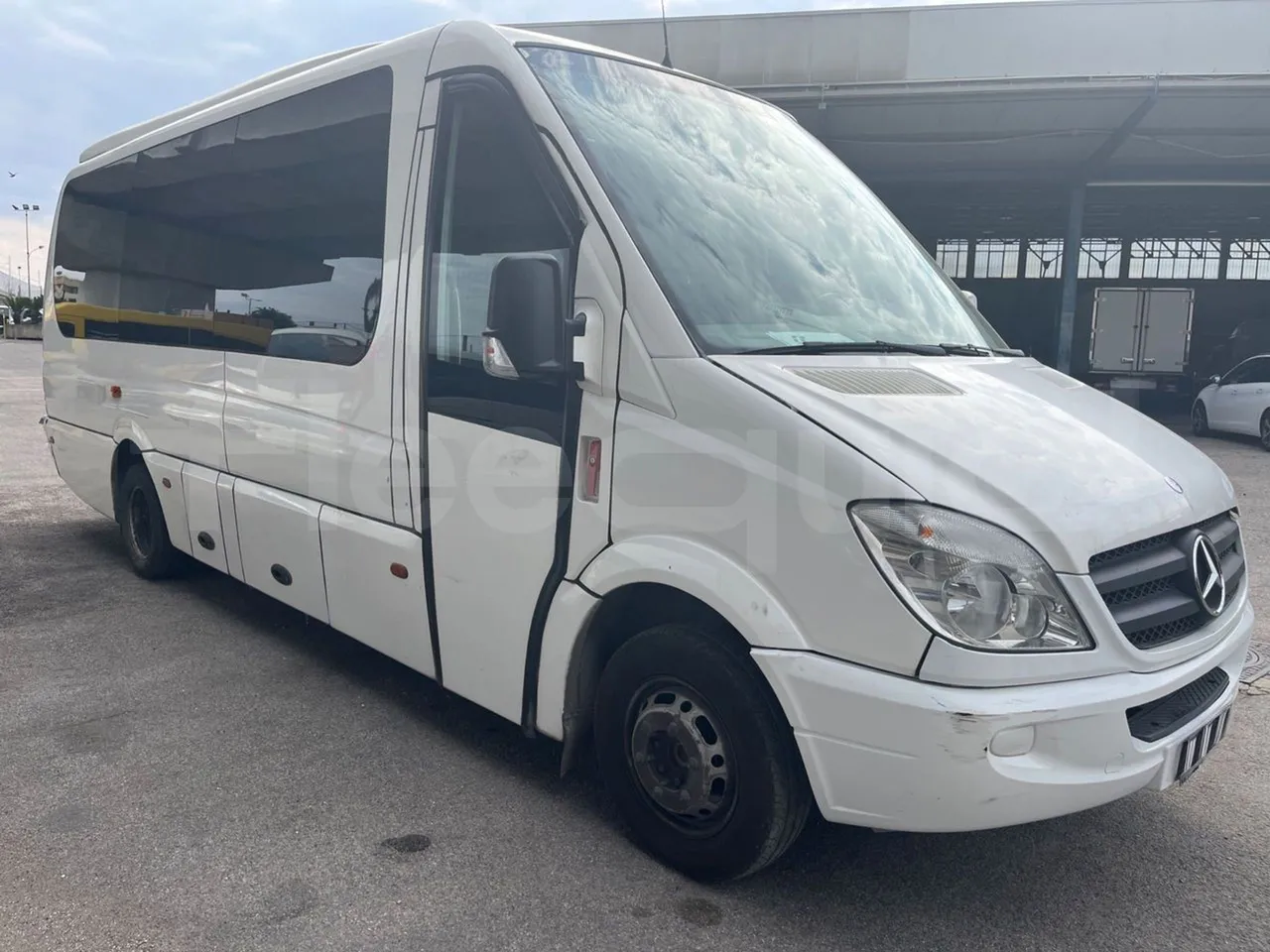 Mercedes-Benz Sprinter 518CDI - EUR4 - 135kW - 7.543m - 3/4 front right doors