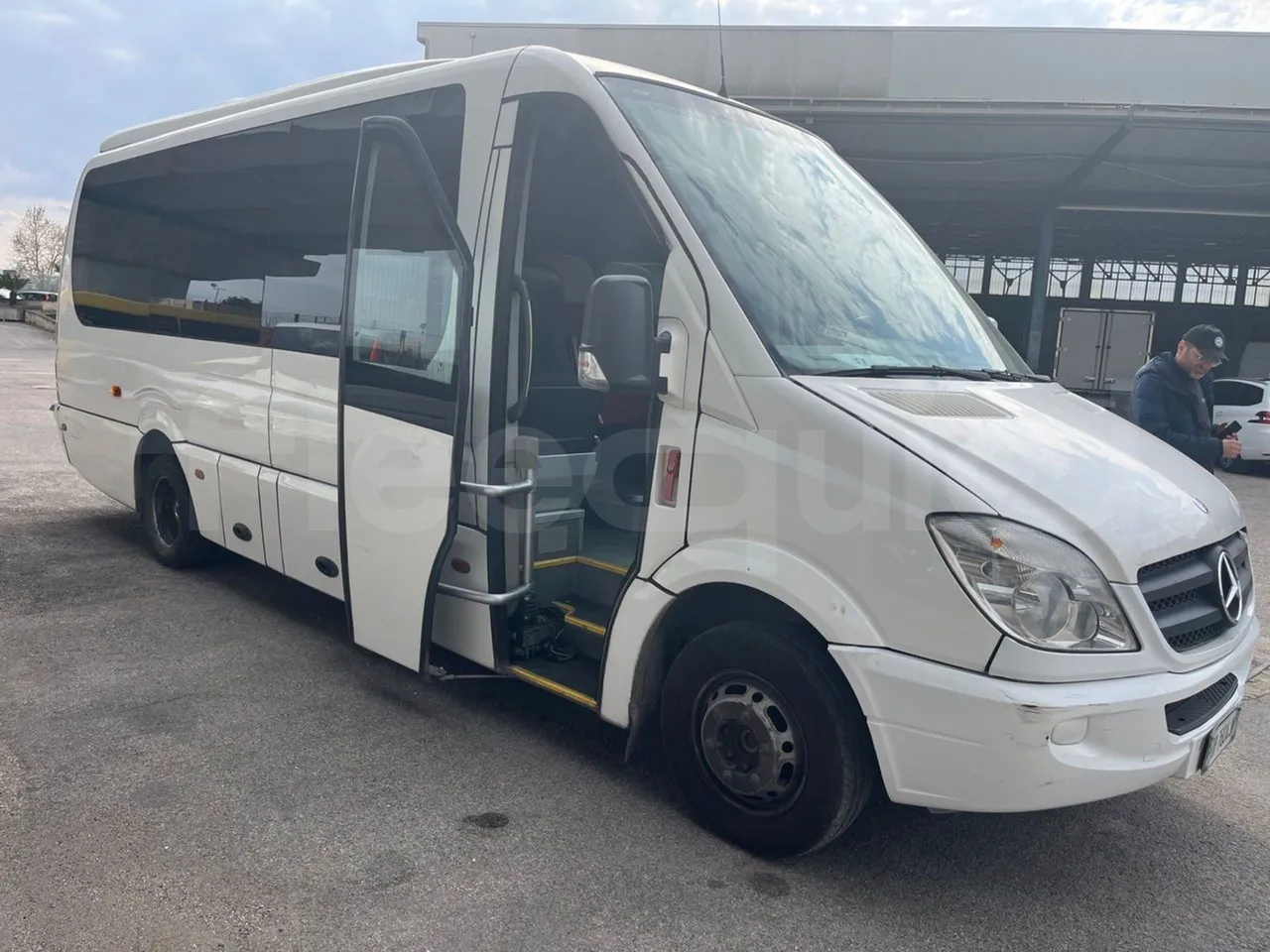 Mercedes-Benz Sprinter 518CDI - EUR4 - 135kW - 7.543m - 3/4 right front doors open