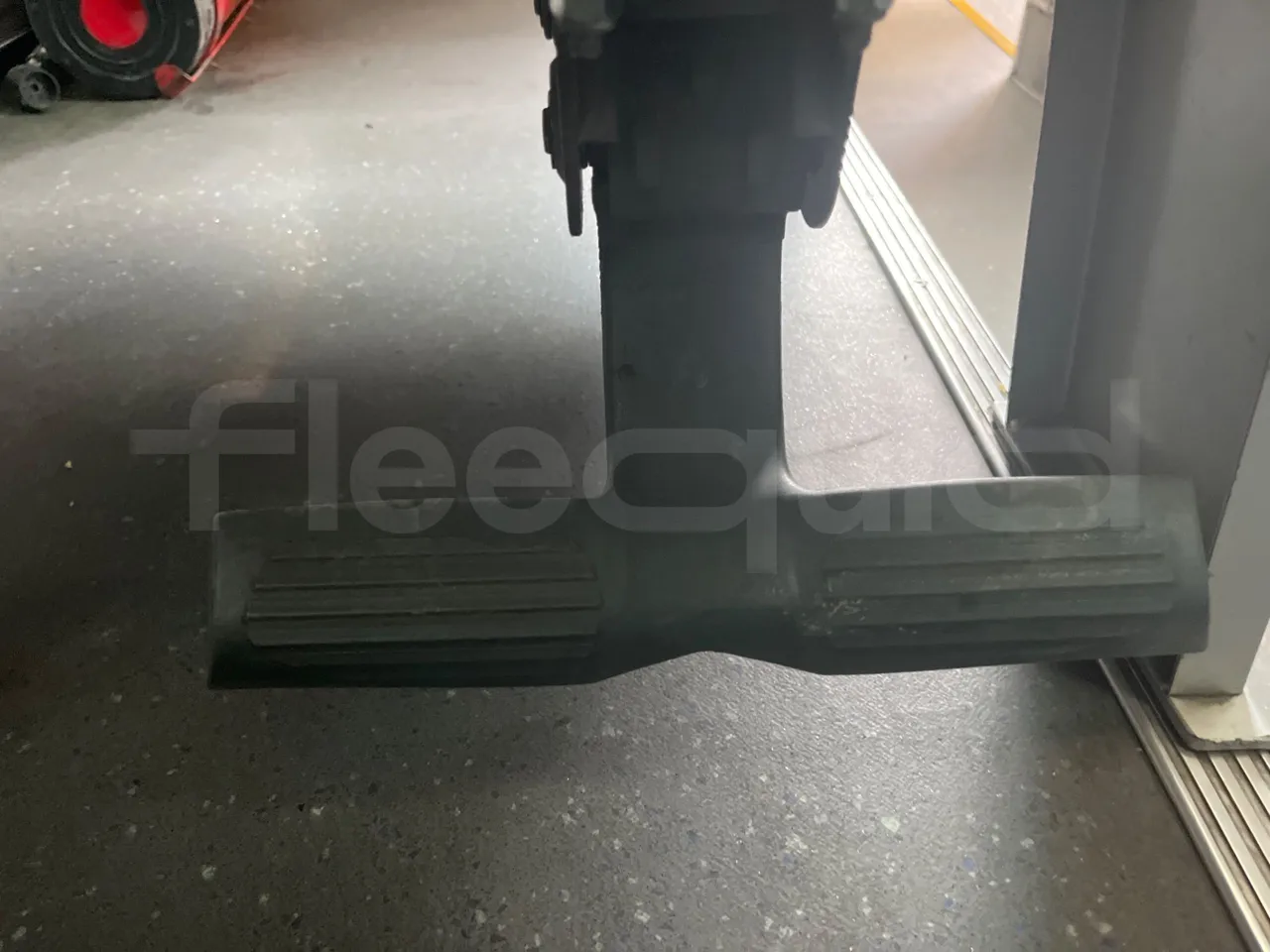 Mercedes-Benz Sprinter 518CDI - EUR4 - 135kW - 7.543m - footrest detail photo