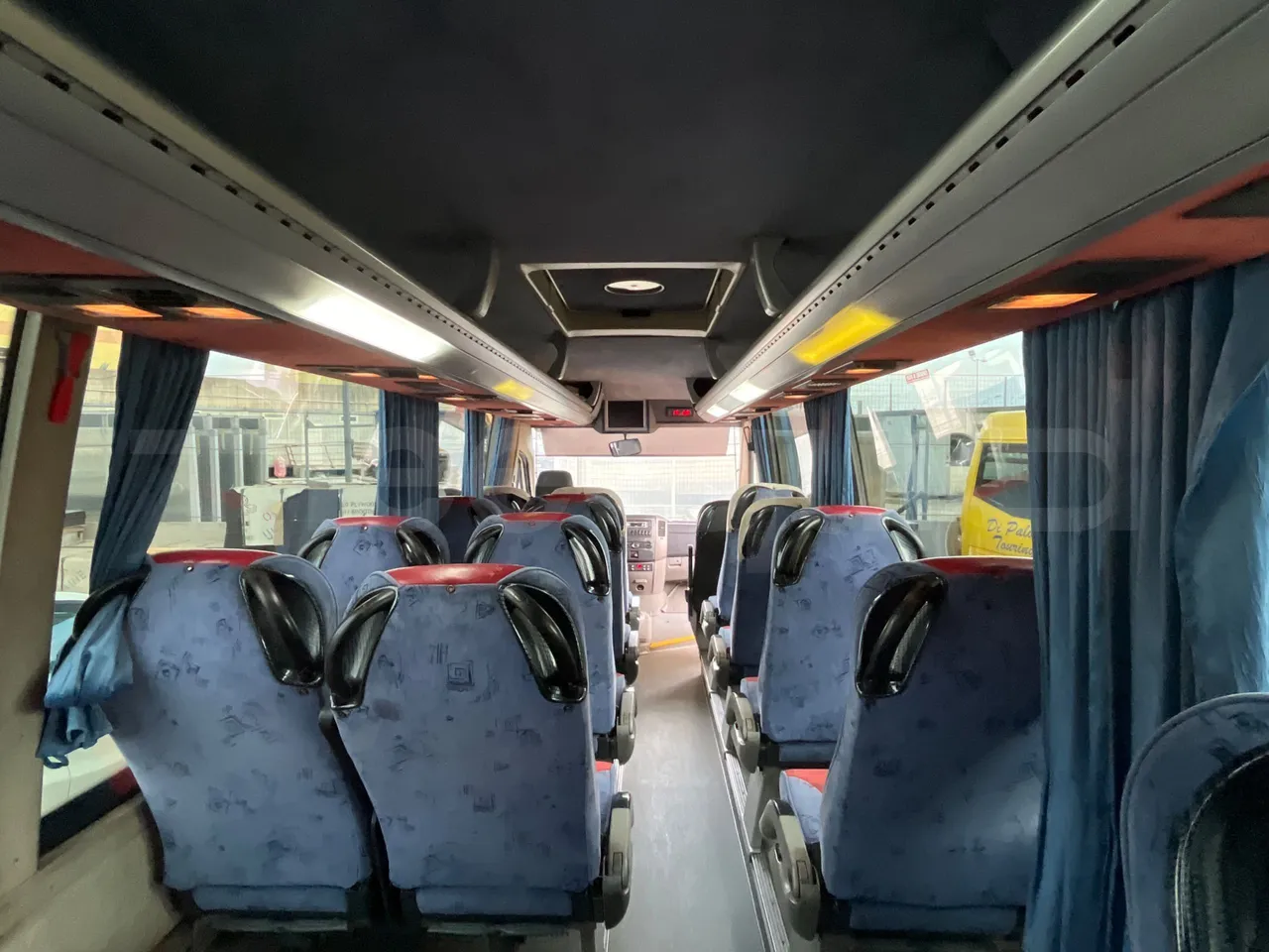 Mercedes-Benz Sprinter 518CDI - EUR4 - 135kW - 7.543m - forward view middle aisle