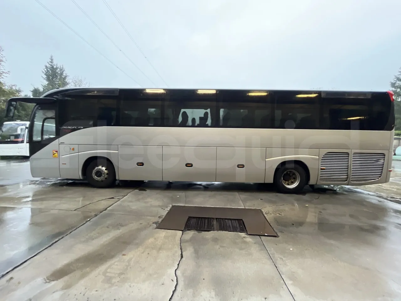 Iveco Magelys 5FR210 - Euro 5 - 331 kW - 12.254 mt - 3/4 front right doors