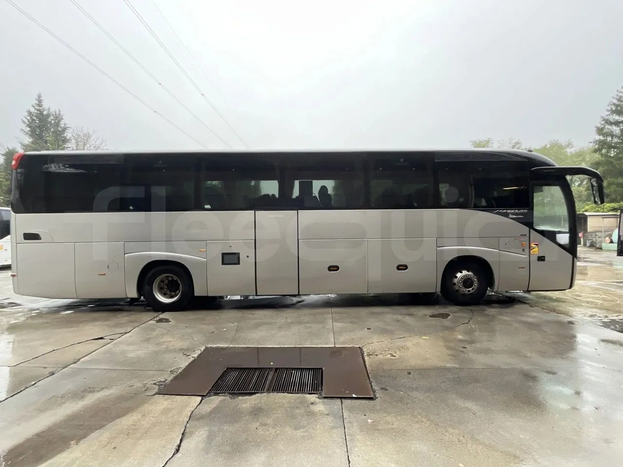 Iveco Magelys 5FR210 - Euro 5 - 331 kW - 12.254 mt - 3/4 right rear doors open