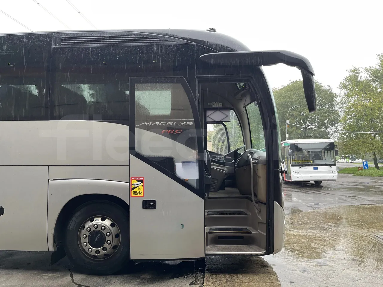 Iveco Magelys 5FR210 - Euro 5 - 331 kW - 12.254 mt - under carpet photo