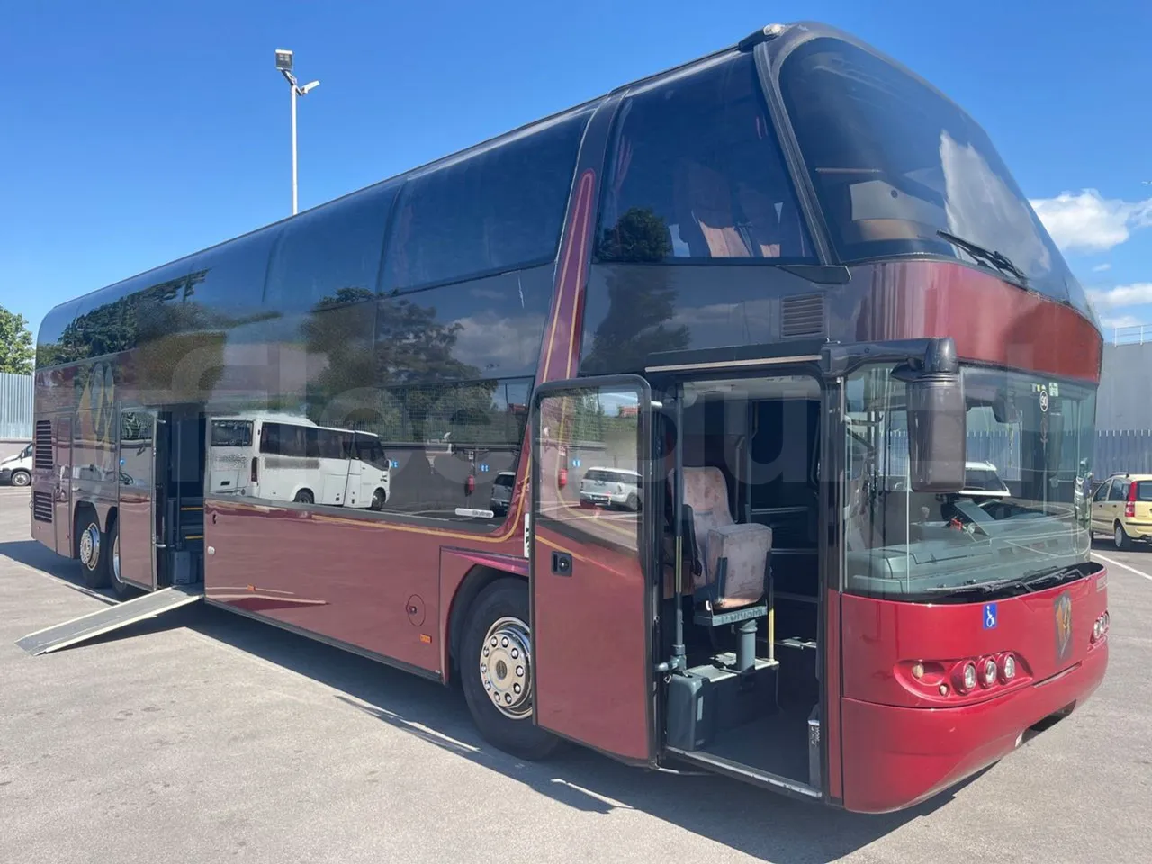 Neoplan 1122/3 L -EUR3 -390kW -13.79m - 3/4 right front doors open