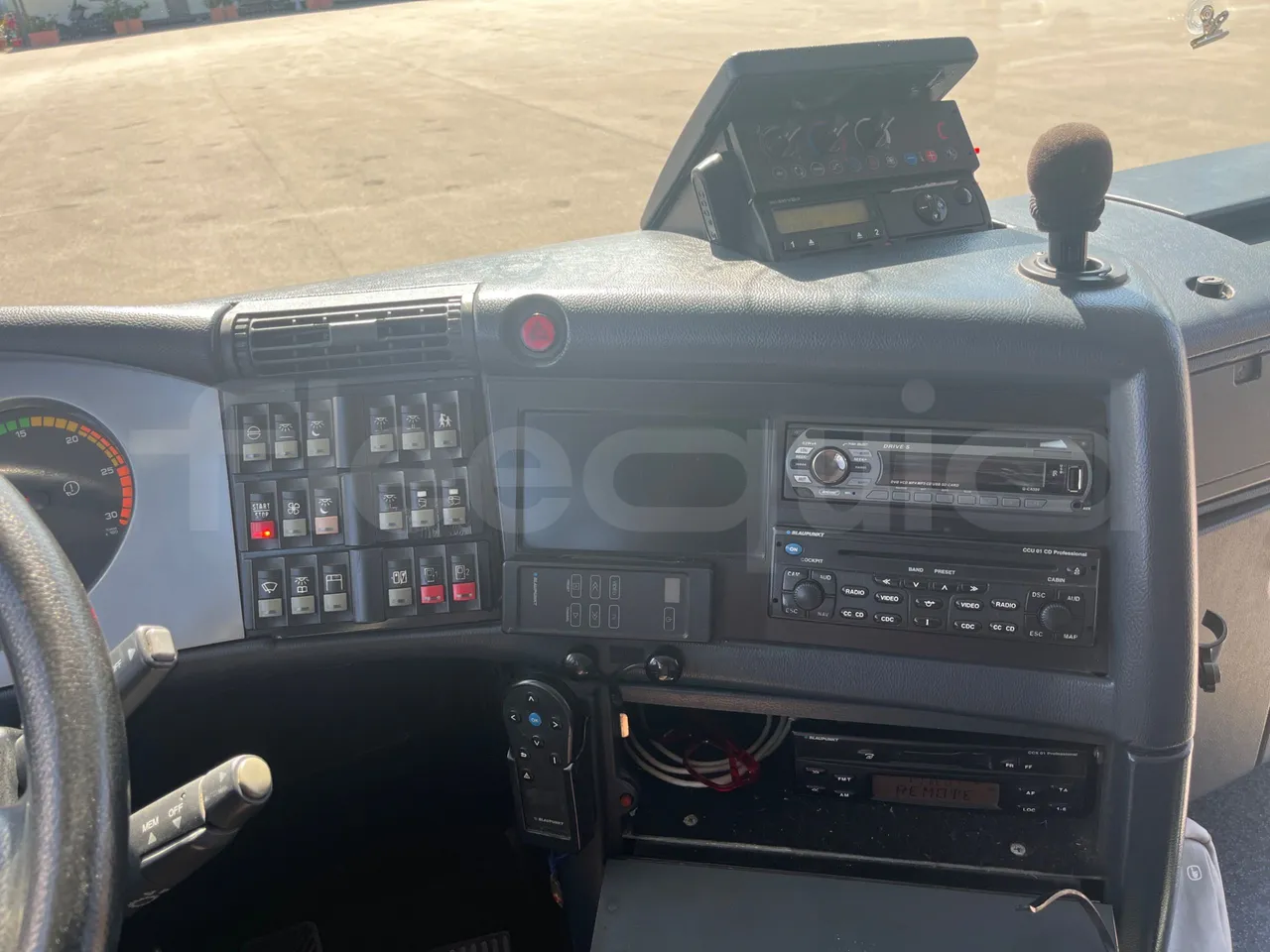 Neoplan 1122/3 L -EUR3 -390kW -13.79m - radio accessories photo