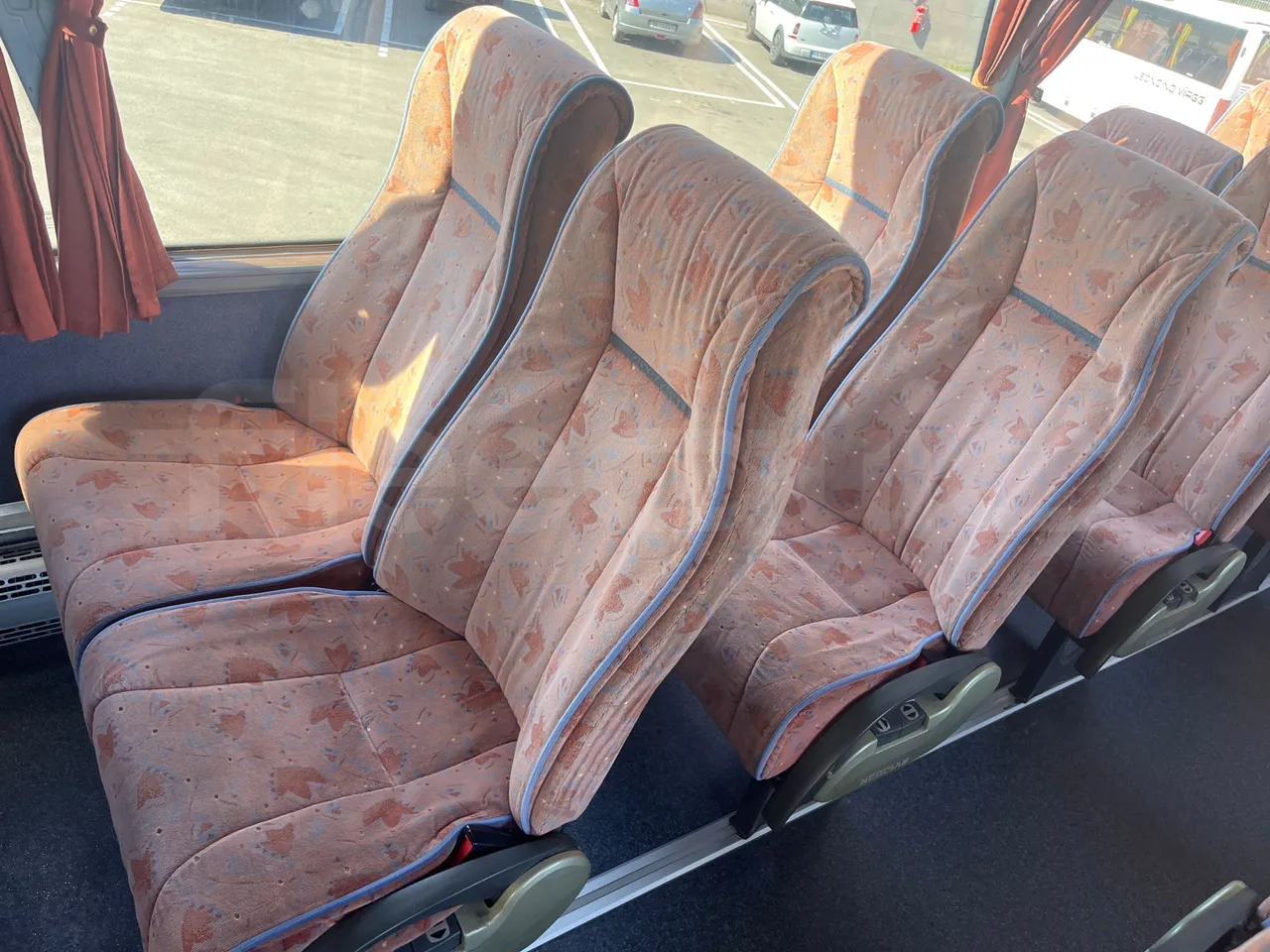 Neoplan 1122/3 L -EUR3 -390kW -13.79m - single seat detail