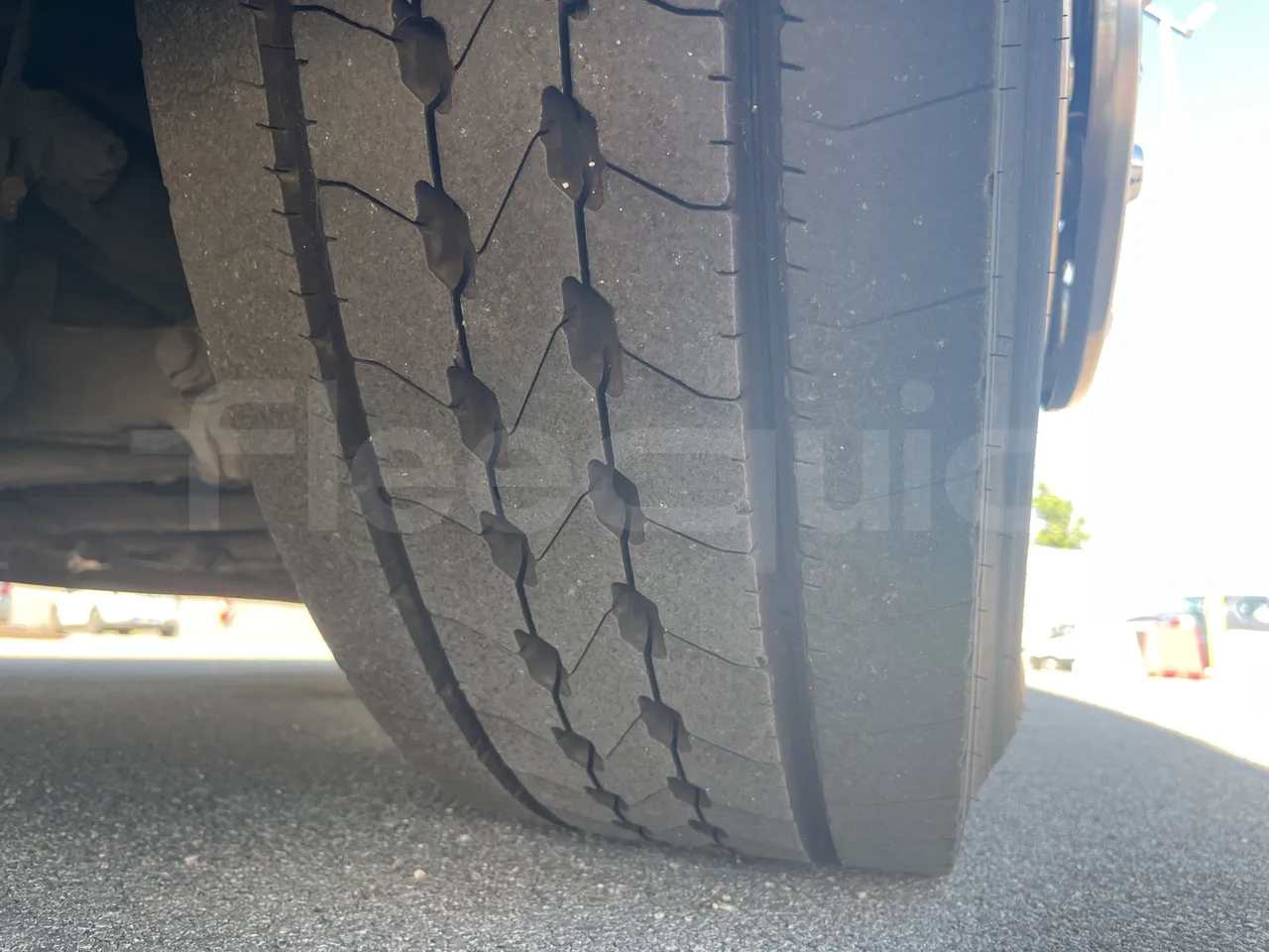 Neoplan 1122/3 L -EUR3 -390kW -13.79m - tread condition front tires right
