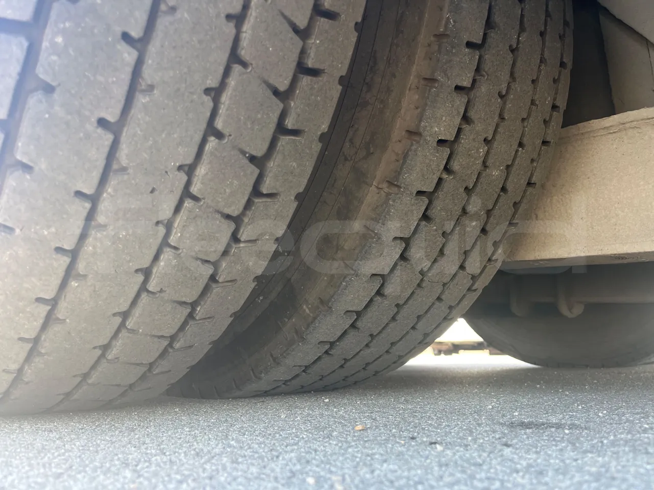 Neoplan 1122/3 L -EUR3 -390kW -13.79m - tread condition third axle tires left