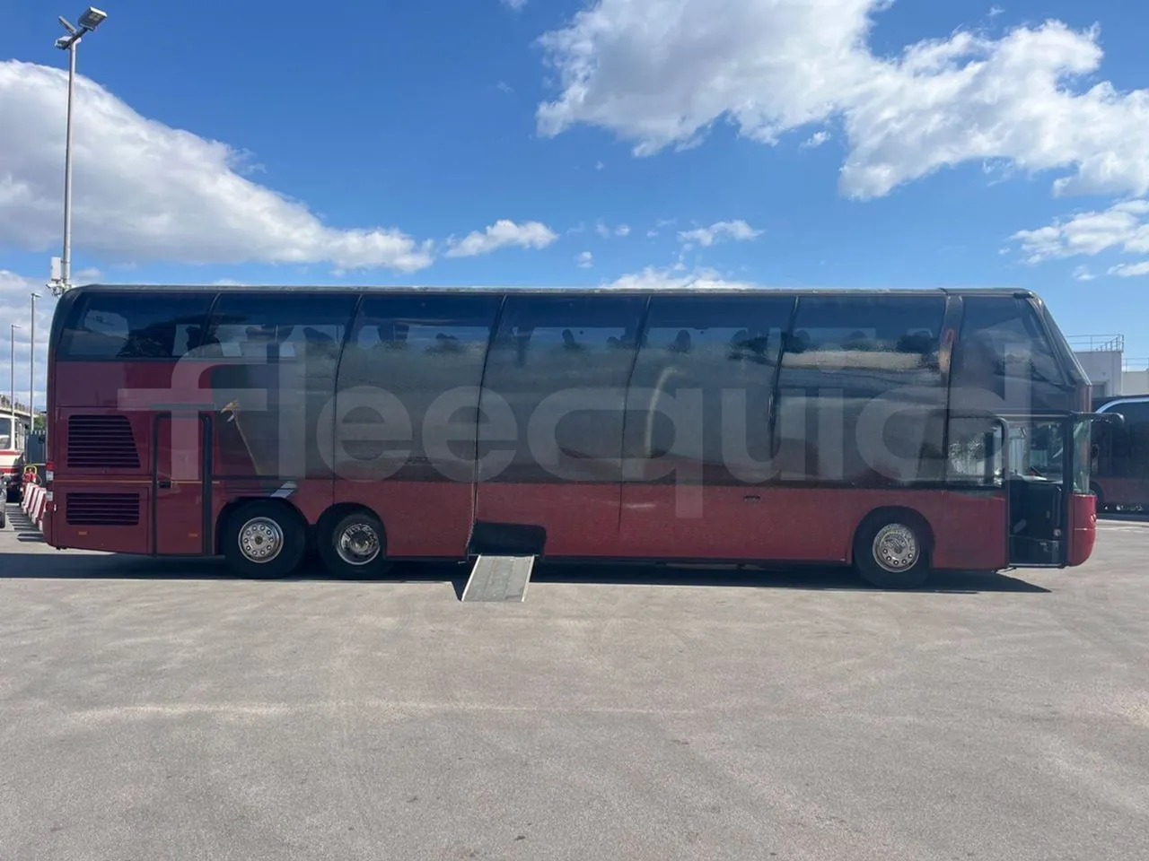Neoplan 1122/3 L -EUR3 -390kW -13.79m - right side doors open