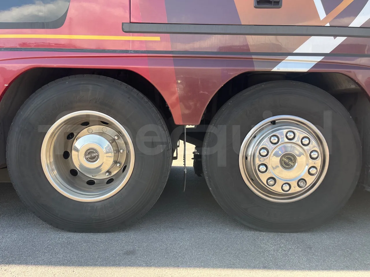 Neoplan 1122/3 L -EUR3 -390kW -13.79m - rear left tire photo