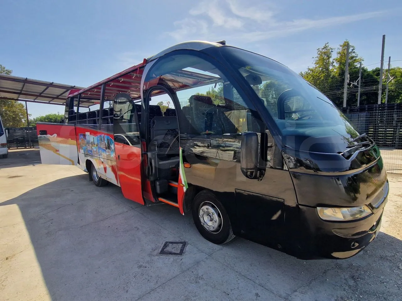 Iveco Mago2 A1AF11B/ Euro 3 - 154 Kw - 8,850 Mt - 3/4 right front doors open