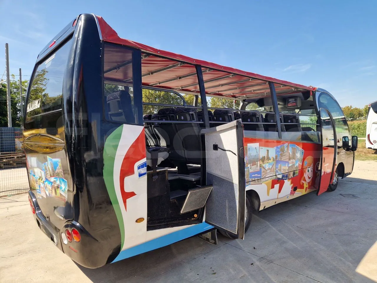 Iveco Mago2 A1AF11B/ Euro 3 - 154 Kw - 8,850 Mt - 3/4 right rear doors open