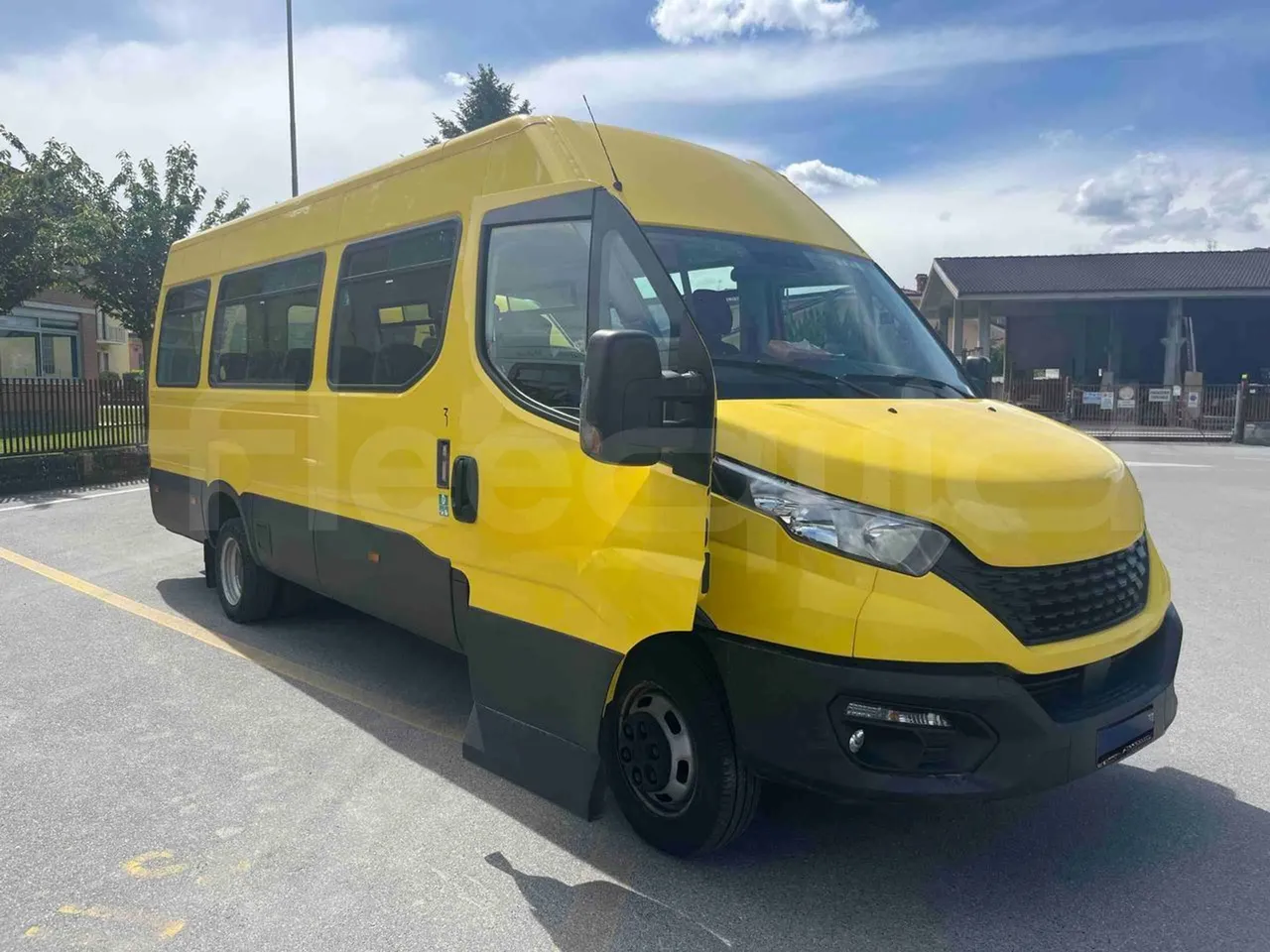 Iveco Daily A50 S30 VI - Euro6 - 132kW - 7.168mt - 3/4 right front doors open