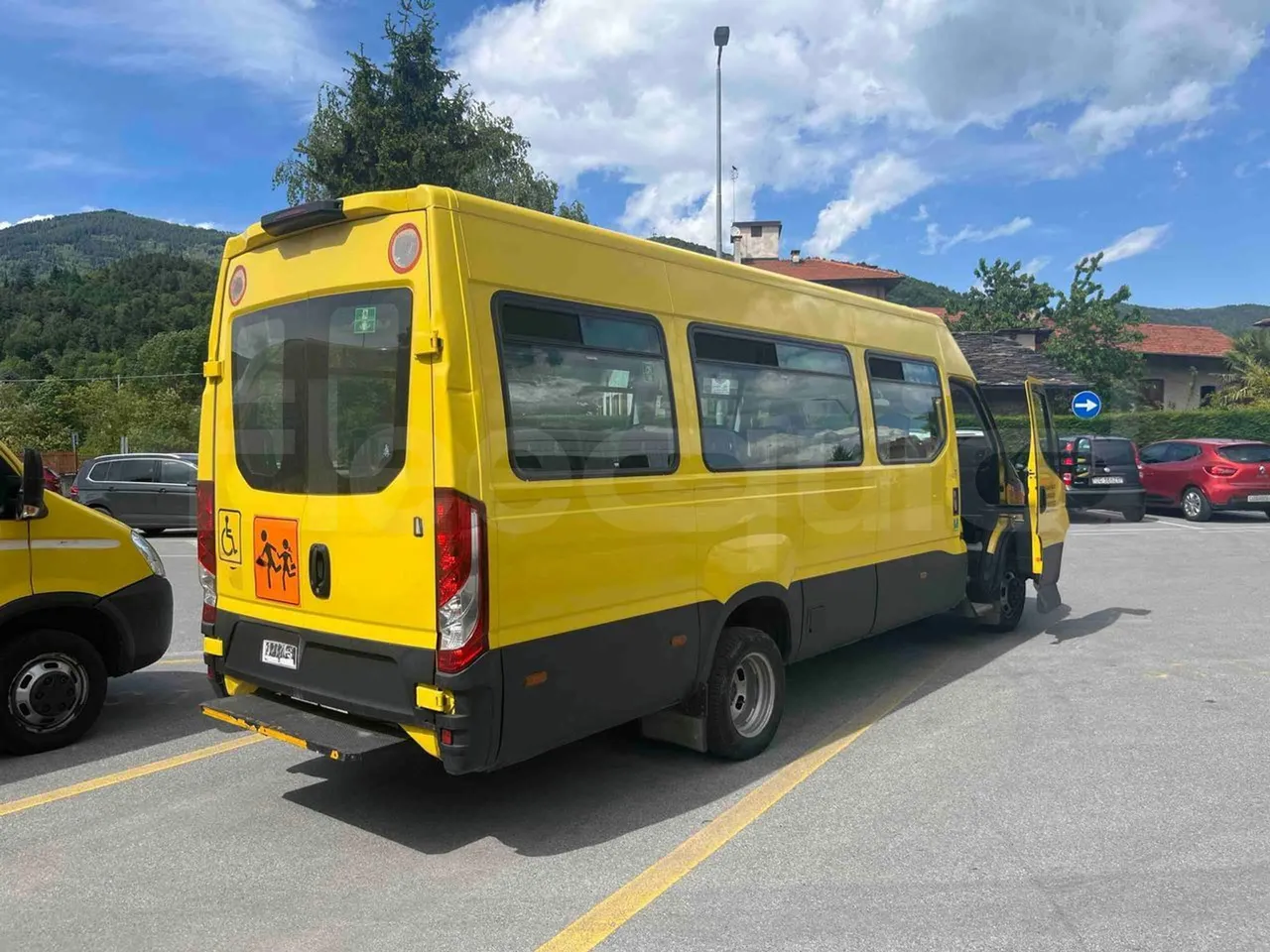 Iveco Daily A50 S30 VI - Euro6 - 132kW - 7.168mt - 3/4 right rear doors open