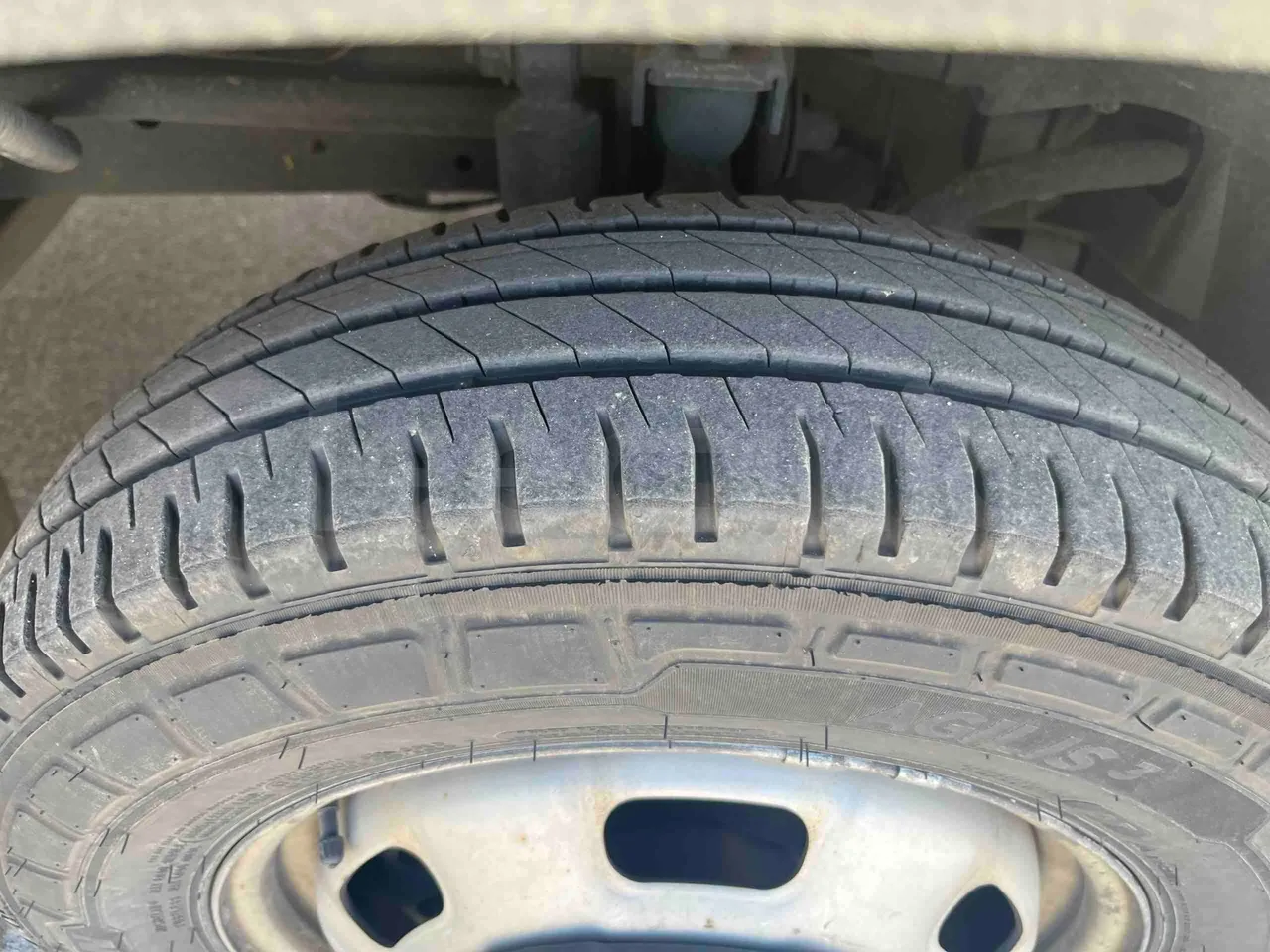 Iveco Daily A50 S30 VI - Euro6 - 132kW - 7.168mt - tread condition second axle tires right