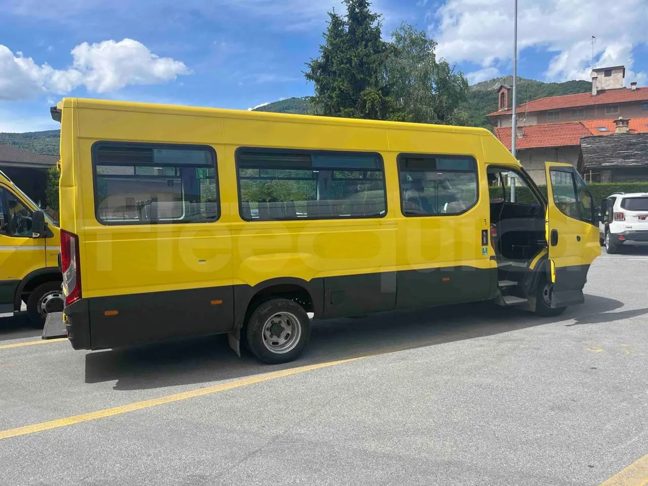 Iveco Daily A50 S30 VI - Euro6 - 132kW - 7.168mt - right side doors open