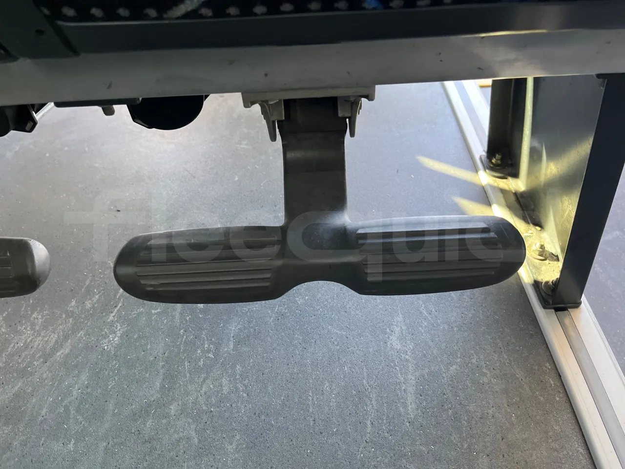 Scania Touring HD Touring HD - Euro6 - 302kW - 12.860 mt - footrest detail photo