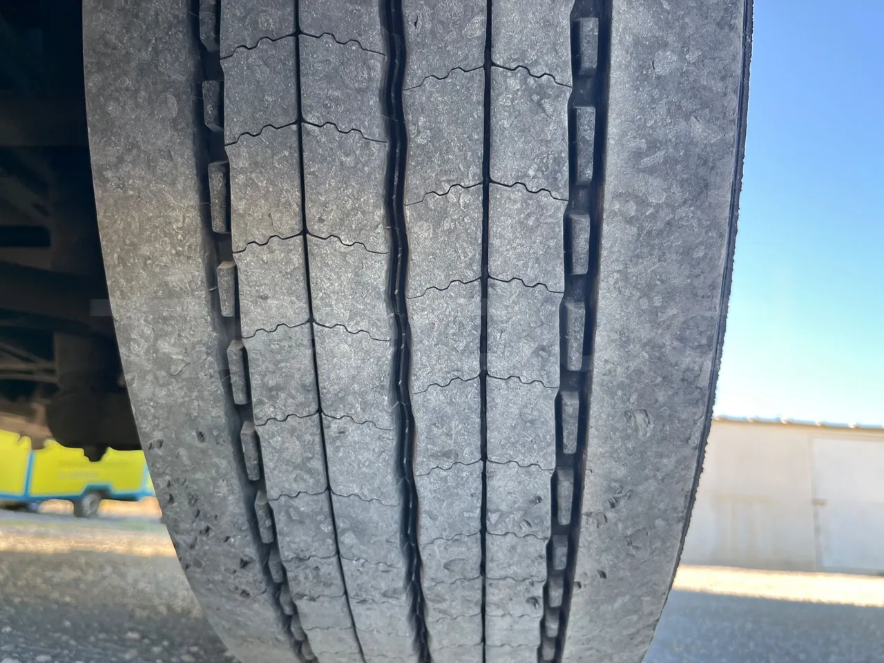 Scania Touring HD Touring HD - Euro6 - 302kW - 12.860 mt - tread condition front tires right