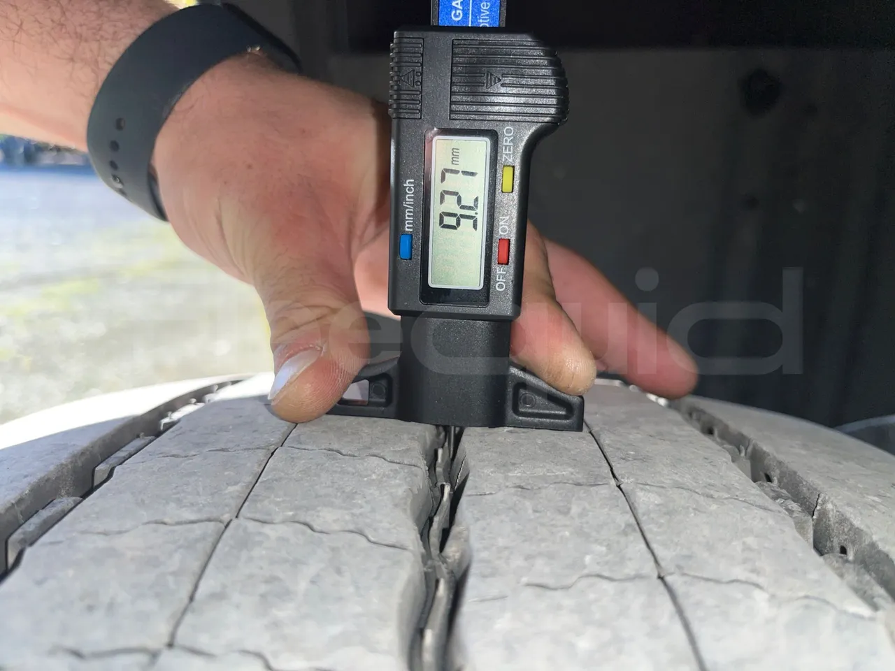 Scania Touring HD Touring HD - Euro6 - 302kW - 12.860 mt - tread condition third axle tires left