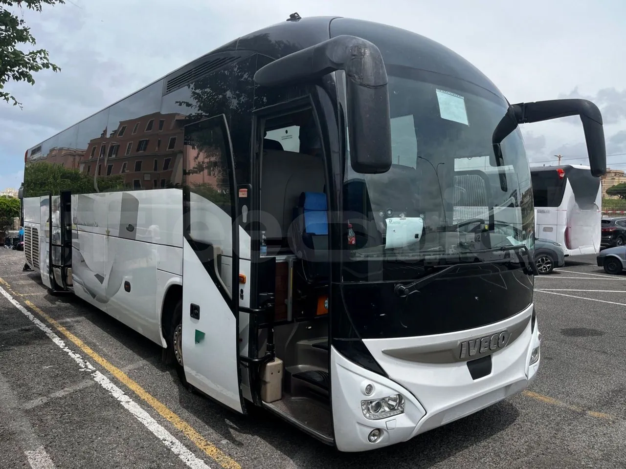 Iveco Magelys - 3/4 right front doors open