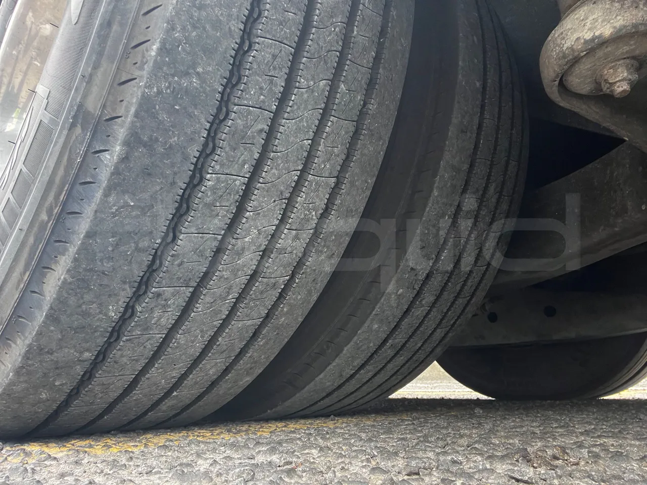 Iveco Magelys - tread condition second axle tires left
