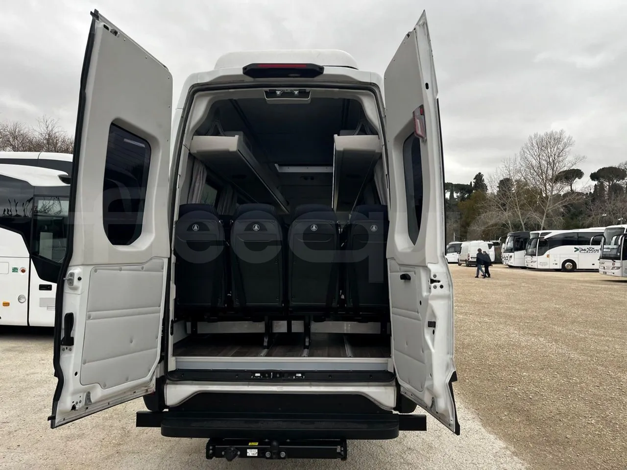 Iveco Daily A65C18 - EUR6 - 129kW - 7.686m - 3/4 right front doors open