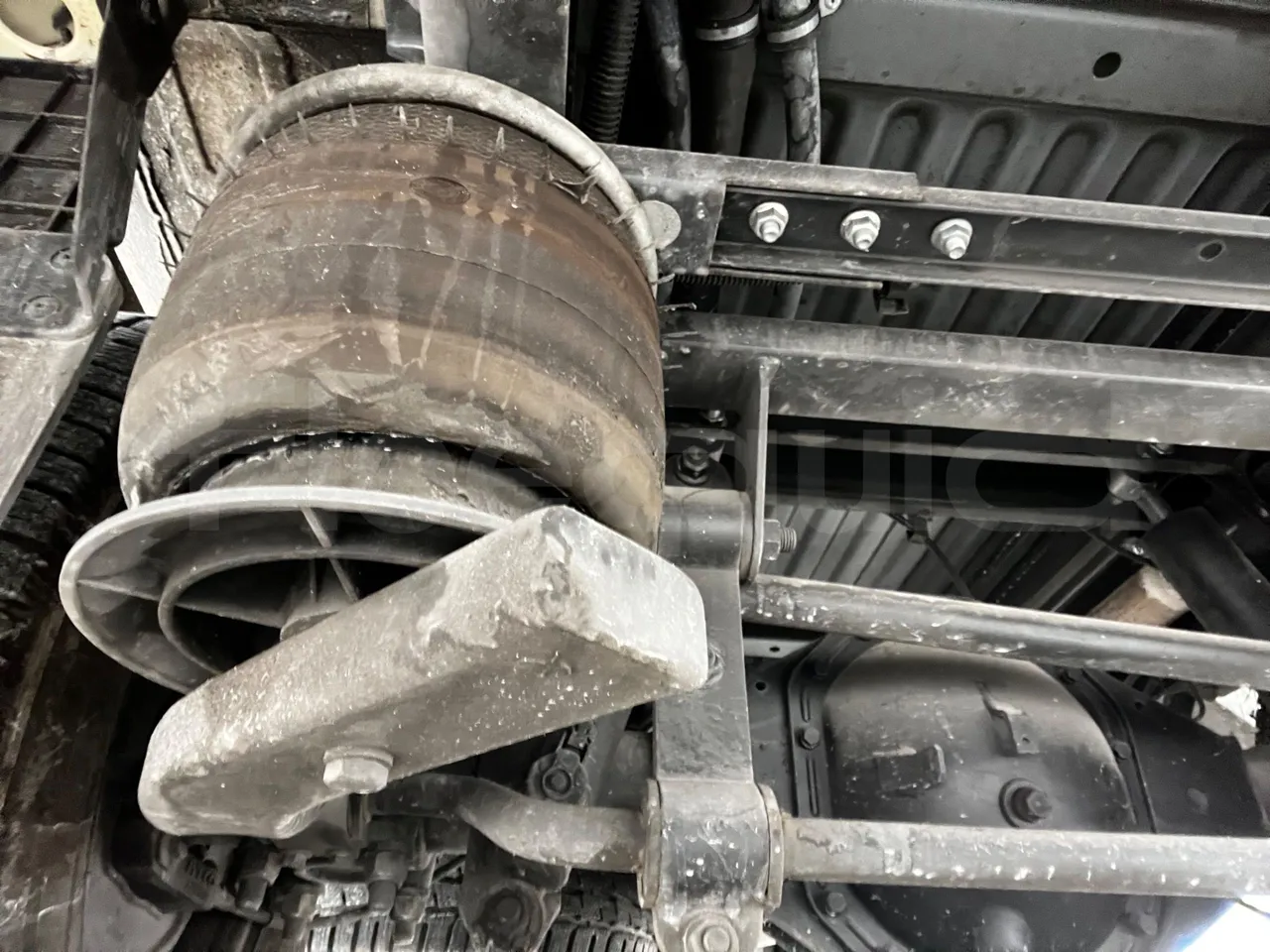 Iveco Daily A65C18 - EUR6 - 129kW - 7.686m - axel 2 air springs 1 left