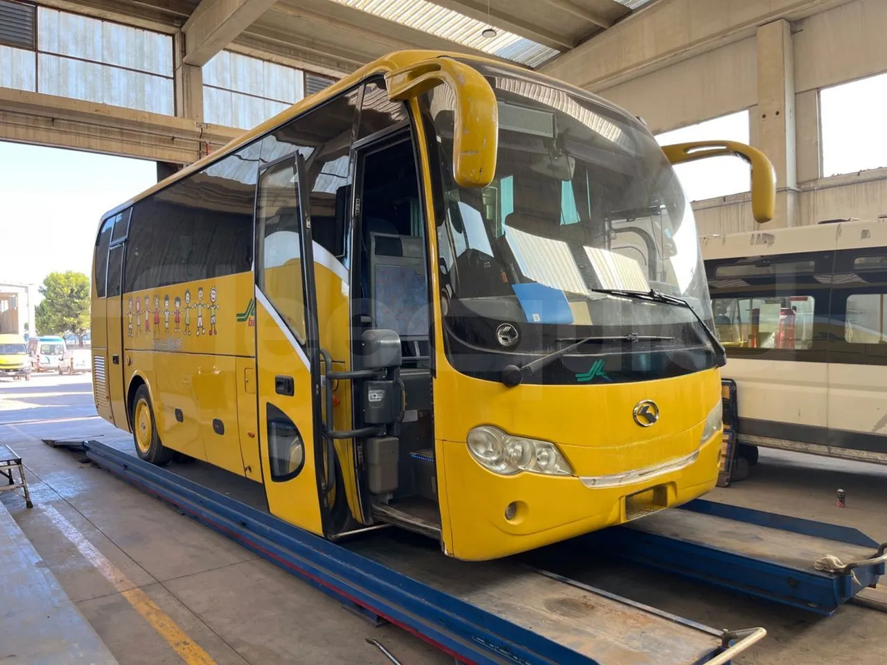 King Long XMQ6800 2AL1AA2B-EUR5-148Kw-7,995m - 3/4 right front doors open